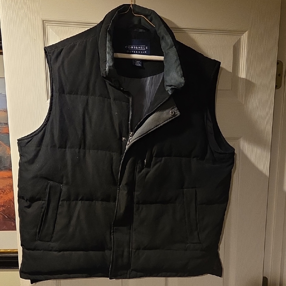 Consigned Men's Black Quilted Vest Size Large.